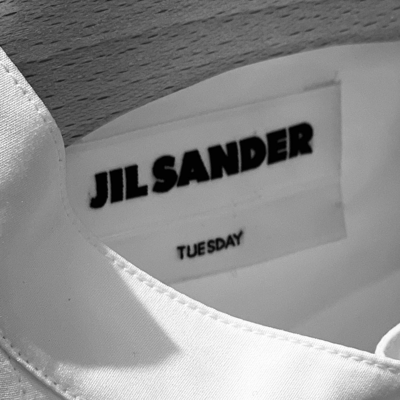 ジルサンダー”毎日着られる7枚のシャツ”シリーズから黒バージョンの 