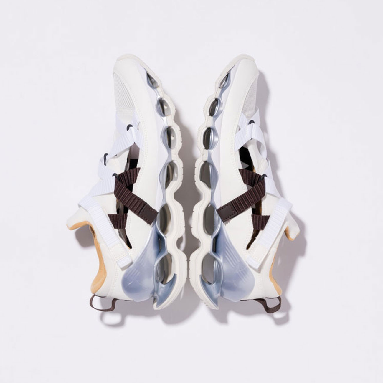 ミズノ×Spick & Span、カフェラテカラーの「別注WAVE PROPHECY STRAP